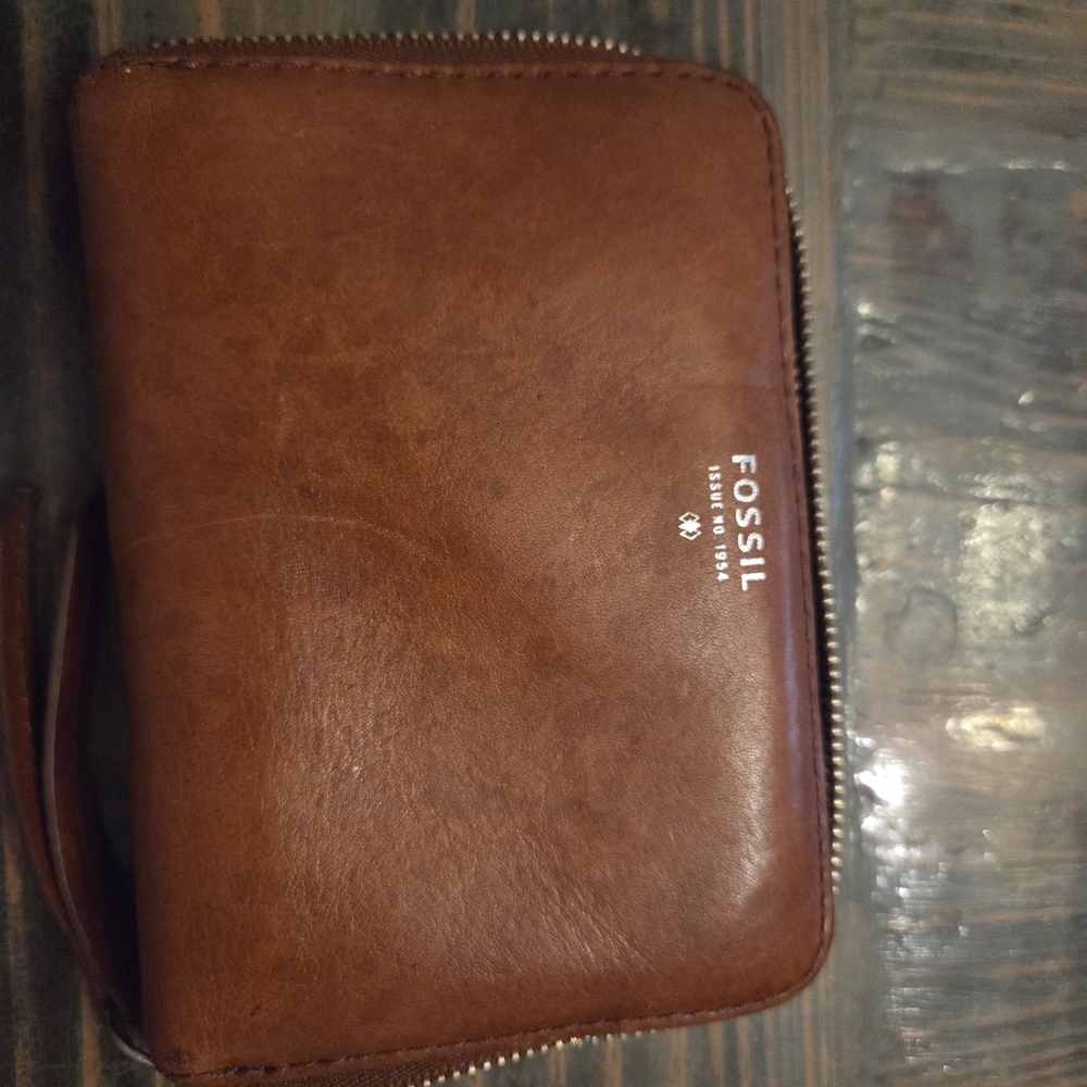 Fossil Womans Tan Leather Zip Wallet
